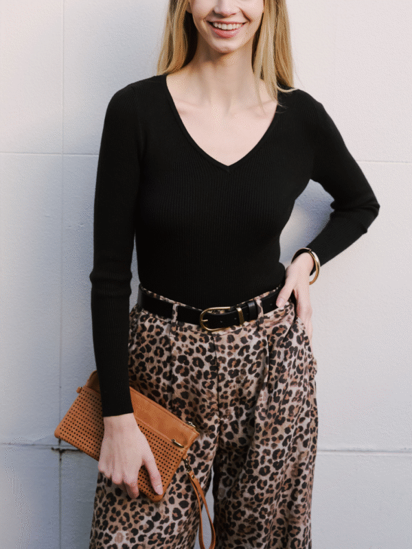 LIGHT V-NECK KNIT - Image 2
